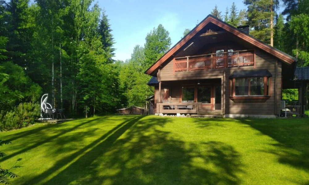 Hirresta valmistettu kesamokki.